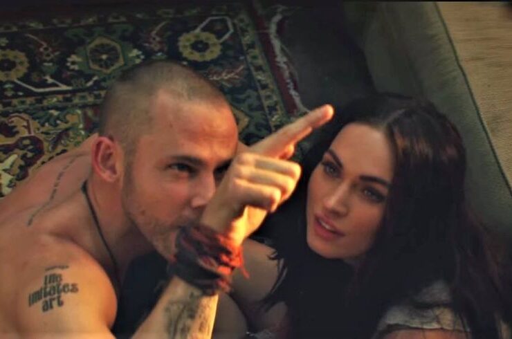 Makna Lagu Love the Way You Lie: Analisis Lirik, Kisah Cinta Toksik, dan Pesan Tersembunyi