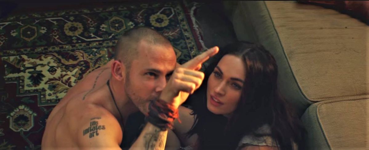 Makna Lagu Love the Way You Lie: Analisis Lirik, Kisah Cinta Toksik, dan Pesan Tersembunyi